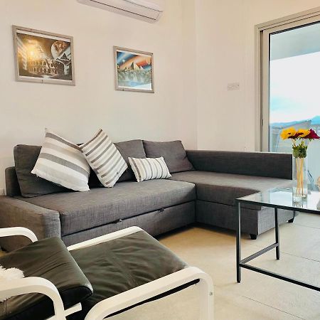 Appartement Panoramic Seaside Getaway, 2-Br Penthouse à Larnaca Extérieur photo