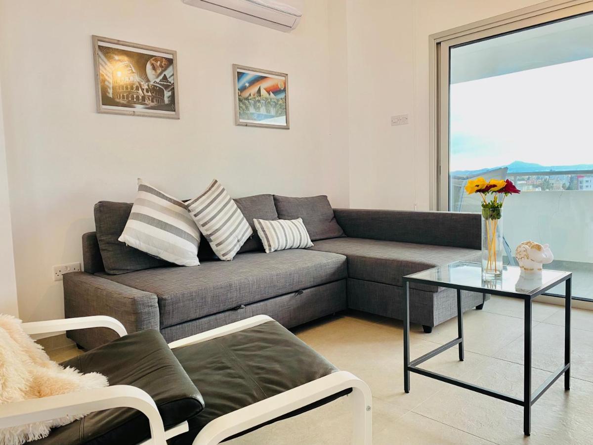 Appartement Panoramic Seaside Getaway, 2-Br Penthouse à Larnaca Extérieur photo