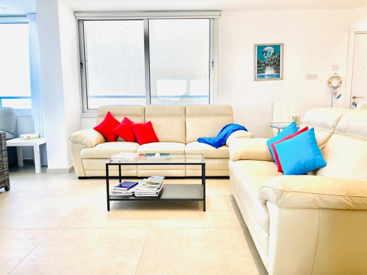 Appartement Panoramic Seaside Getaway, 2-Br Penthouse à Larnaca Extérieur photo