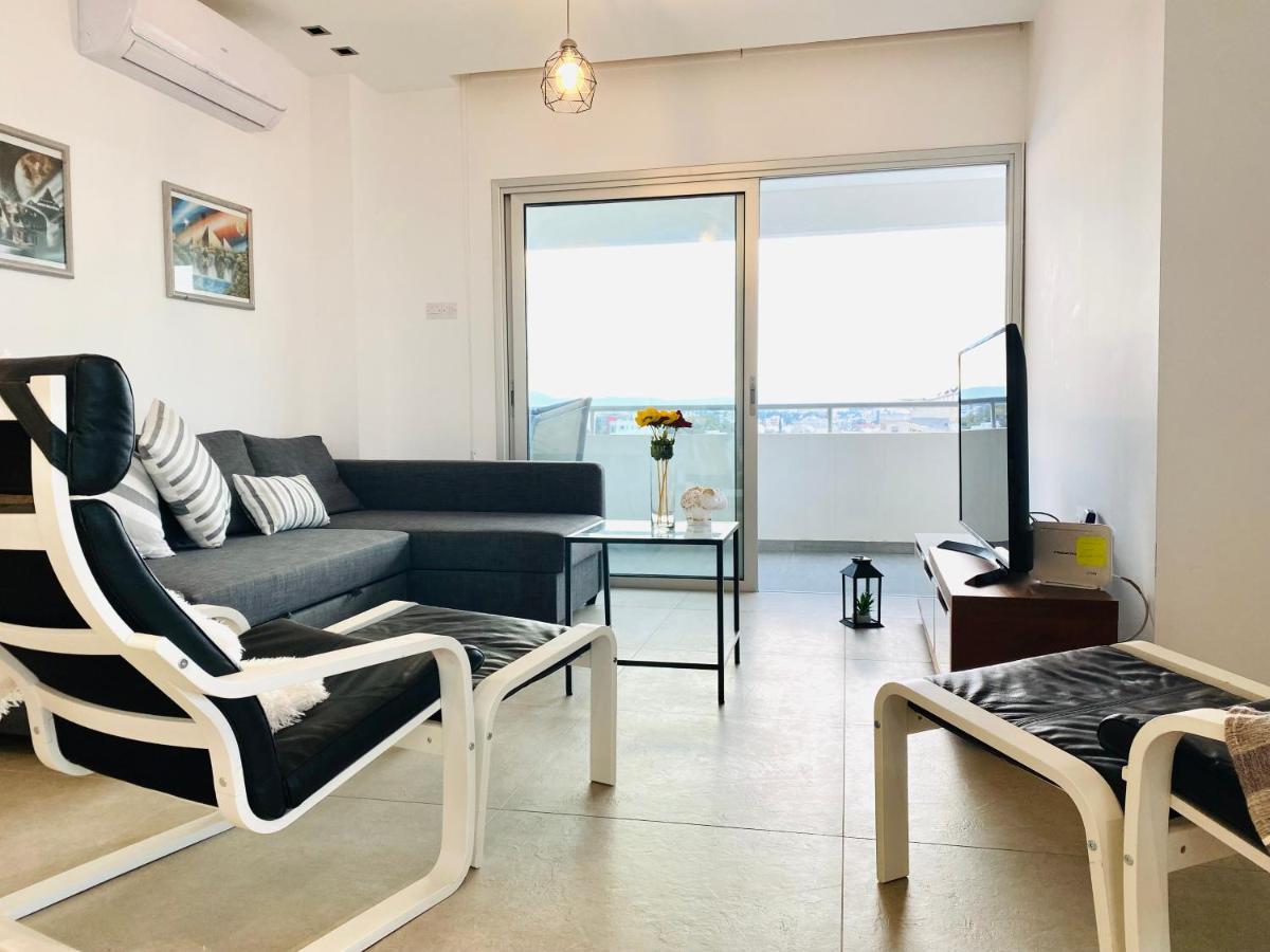 Appartement Panoramic Seaside Getaway, 2-Br Penthouse à Larnaca Extérieur photo